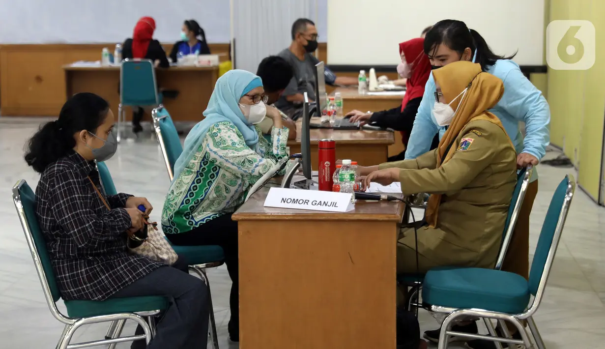 Petugas kesehatan mendata warga yang menjalani vaksinasi booster kedua atau dosis keempat di kawasan Kantor Wali Kota Jakarta Timur, Jakarta, Selasa (24/1/2023). Aturan vaksinasi booster kedua diumumkan Kementerian Kesehatan (Kemenkes) melalui Surat Edaran (SE) Nomor HK.02.02/C/380/2023 tentang Vaksinasi COVID-19 Dosis Booster Ke-2 Bagi Kelompok Masyarakat Umum yang diteken oleh Direktur Jenderal Pencegahan dan Pengendalian Penyakit (Dirjen P2P) Maxi Rein Rondonuwu pada 20 Januari 2023. (Liputan6.com/Johan Tallo)