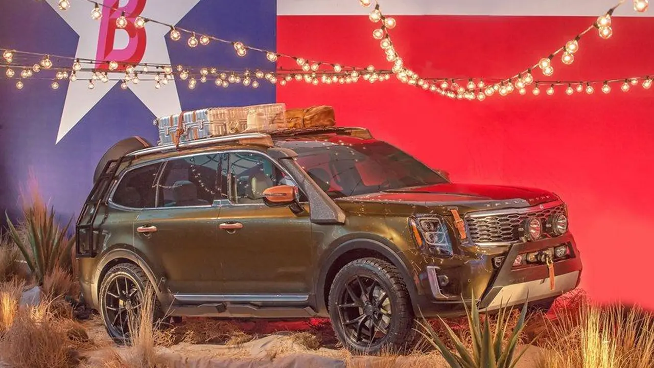 Kia Telluride menjadi dekorasi yang mendukung peragaan busana terbaru rilisan Maxwell