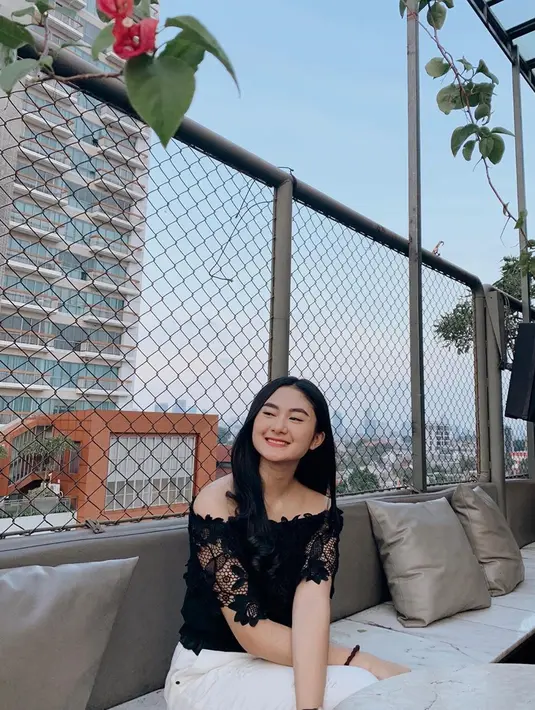 Busana off shoulder top yang dipadukan dengan jeans bewarna putih bisa jadi perpaduan busana santai yang ciamik. Rambut dengan tatanan yang dibiarkan terurai membuat penampilan Zahwa semakin manis. (Liputan6.com/IG/@zahwaqilah)