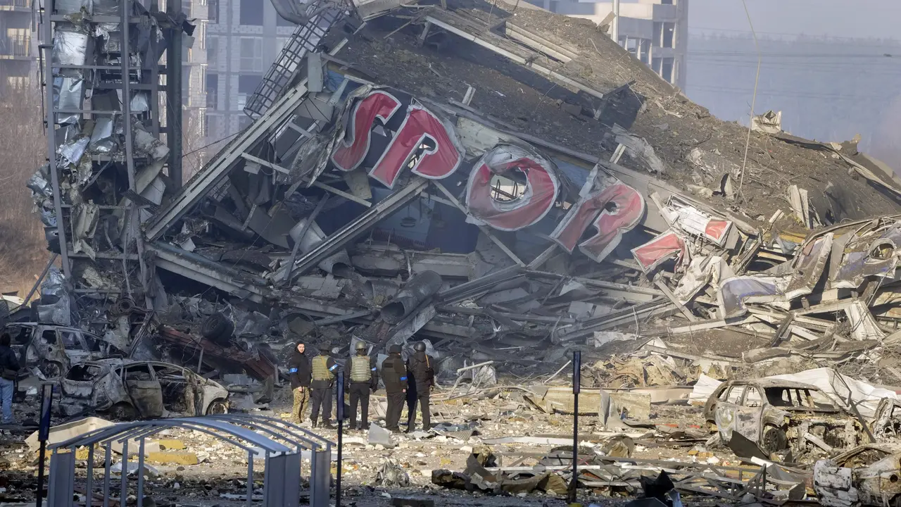 FOTO: Serangan Rusia Hantam Pusat Perbelanjaan di Kiev, 8 Orang Tewas