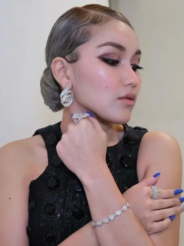 6 Potret Terbaru Ayu Ting Ting dengan Gaya Rambut Silver, Banjir Pujian