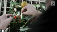 Turis Bertingkah Minum Sajen Pemakaman Bikin Geram Warga Lokal