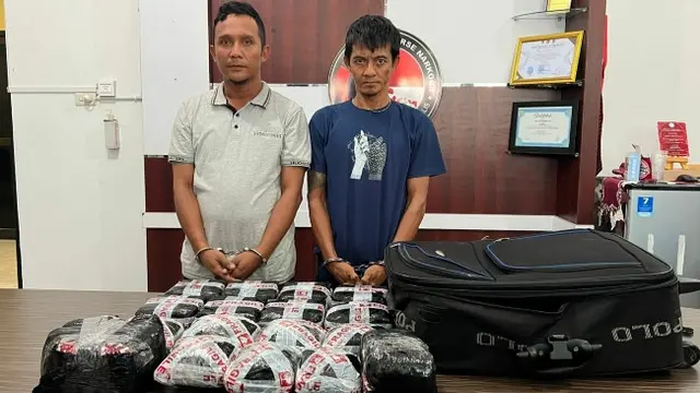 Dua tersangka yang membawa belasan ribu pil ekstasi dari Malaysia dengan tujuan Sumatra Utara.
