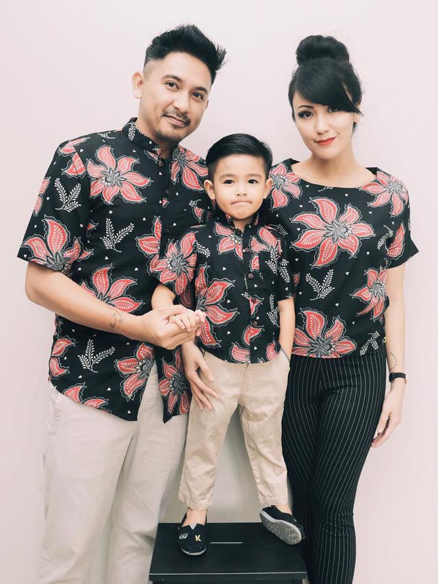 [Bintang] Kompak, Ini 8 Foto Keluarga Ryan Delon yang Jauh dari Gosip