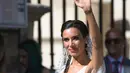 Model dan presenter Pilar Rubio menyapa awak media saat tiba di gereja dalam upacara pernikahannya di Katedral Seville, Spanyol (15/6/2019). Sergio Ramos dan Pilar Rubio telah memiliki tiga putra yaitu, Sergio, Marcos, dan Alejandro. (AP Photo/Antonio Pizarro)