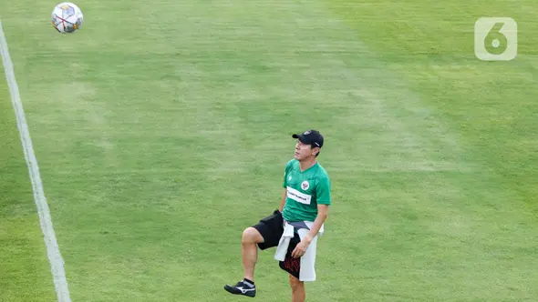 Pelatih Indonesia Shin Tae-yong memberi pesan khusus bagi anak asuhnya selama sesi latihan. (Liputan6.com/Herman Zakharia)