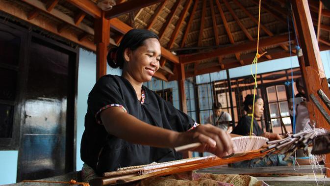 Kain tenun Sukarara menjadi andalan Lombok dalam pesatnya perkembangan industri kreatif tanah air.