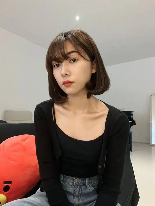 Tampil simple kenakan tank top dan cardigan hitam, banyak netizen yang menyebut penampilan Isyana bak idol K-pop.  “Kirain Lisa Blackpink,” komentar netizen. “Winter kau kah itu @aespa_official”. (Instagram/isyanasarasvati).
