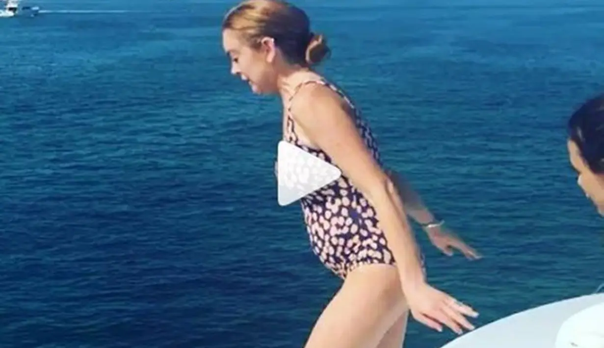 Lindsay memutuskan untuk mengawali harinya dengan berlibur ke pantai Sardinia bersama beberapa kerabatnya. Lindsay juga menikmati hamparan laut yang luas dengan mengenakan bikini. (Instagram)