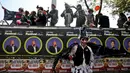 Orang-orang ambil bagian dalam perayaan satu dekade Zombie Walk di Santiago, Chile, 13 Oktober 2018. Zombie Walk merupakan acara rutin tahunan yang terinspirasi dari acara televisi AS 'The Walking Dead'. (AP/Esteban Felix)