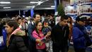Warga langsung menyerbu salah satu toko di Mexico City saat menggelar acara 'Black Friday', Meksiko, Jumat (18/11). 'Black Friday' adalah pesta diskon yang biasa digelar menjelang natal. (REUTERS / Henry Romero)