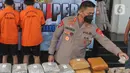 Kapolres Tangerang Selatan AKBP Sarly Sollu menunjukkan barang bukti ganja sebanyak 39 kilogram asal Sumatera saat konferensi pers pengungkapan kasus narkotika di Polres Tangerang Selatan, Banten, Rabu (20/7/2022). Dalam kasus peredaran ganja tersebut sebanyak empat tersangka diringkus di daerah Cipinang Besar Selatan, Jakarta Timur, yang merupakan jaringan dari Aceh. (merdeka.com/Arie Basuki)