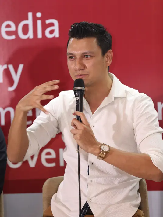 "Kalau area bermain sih di seluruh rumah sudah menjadi area anak kecil. Terjajah kami sama anak kecil, barang (mainan) dia ada di mana-mana," jelas Christian Sugiono saat ditemui di Gandaria City, Jakarta Selatan, Jumat (27/11). (Andy Masela/Bintang.com)