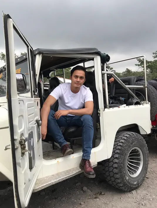 Dalam laman instagramnya ia kerap membagikan aktivitas sehari-harinya. Menggunakan kaos putih serta celana jeans dengan gayanya yang casual membuat Fadel tampak lebih rupawan. (Liputan6.com/Instagram//fadelislami.rakhmat)