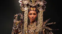 Kostum nasional bertema Nagini yang bakal diboyong Aluna Rifani ke ajang Miss Intercontinental 2019. (dok. Instagram @alunarifanihttps://www.instagram.com/p/BsIjP4ClAcj/Asnida Riani)