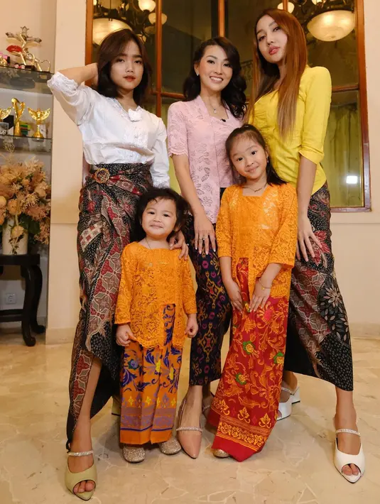 <p>Dalam rangka menyambut Hari Kartini, Sarwendah mengunggah potret dirinya memakai kebaya bersama kedua putrinya, Lucinta Luna, dan Fuji. (Instagram/sarwendah29).</p>