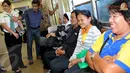 Wawancara berlangsung dengan hangat dan diselingi dengan canda. Tampak beberapa penumpang tersenyum saat berdialog dengan Danang (Liputan6.com/JohanTallo).
