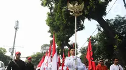 Iring-iringan parade kebudayaan dipimpin oleh Pasukan Pengibar Bendera (Paskibra), yang membawa lampang Pancasila, mengawali barisan panjang kader dan simpatisan PDIP. (Liputan6.com/Herman Zakharia)