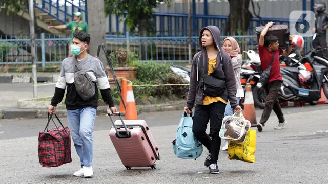 Arus Mudik Lebaran 2022 di Terminal Kampung Rambutan