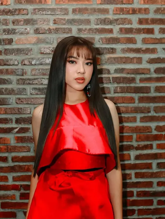 Penampilan Tiara Andini dengan dres berwarna merah serta makeup tajam pada mata ini pun tak lepas dari sorotan. Bahkan, dengan poni yang ada, makeup pada bagian mata pun semakin terlihat tajam serta memberikan kesan tegas. (Liputan6.com/IG/@tiaraandini)