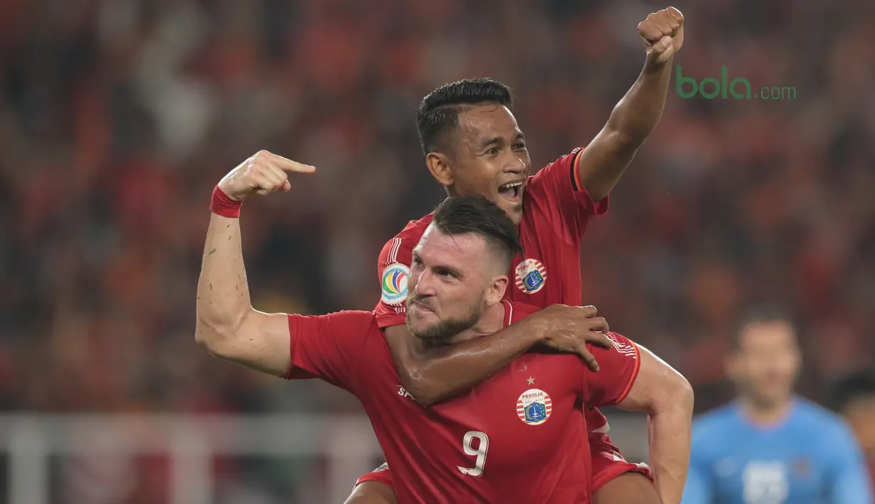 Marko Simic dan Ramdani Lestaluhu merayakan gol ketiga Persija Jakarta saat JDT pada laga grup H Piala AFC 2018 di Stadion Utama Gelora Bung Karno, Jakarta, Selasa (10/4/2018). Persija Jakarta menang 4-0.  (Bola.com/Nick Hanoatubun)