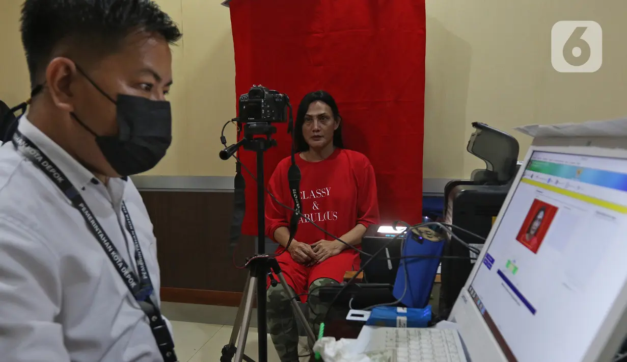 Seorang transpuan melakukan foto  E-KTP di Disdukcapil Kota Depok, Depok, Jawa Barat, Senin (9/8/2021). Kepemilikan E-KTP bagi Transgender Perempuan (Transpuan) agar mendapatkan pelayanan publik seperti jaminan sosial, kesehatan, hingga pendidikan. (Liputan6.com/Herman Zakharia)