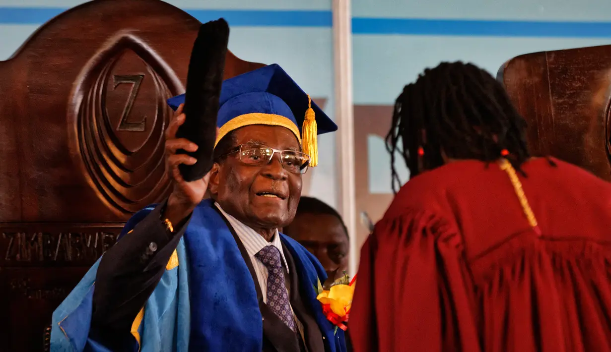Presiden Zimbabwe, Robert Mugabe memimpin upacara wisuda mahasiswa Universitas Terbuka Zimbabwe di pinggiran Harare, Jumat (17/11). Kehadiran Mugabe ini adalah yang pertama kalinya semenjak menjadi tahanan rumah oleh militer Zimbabwe (AP Photo/Ben Curtis)