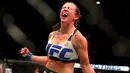 Atlet tarung bebas, Miesha Tate, merayakan kemenangan atas Holly Holm dalam UFC 196 di MGM Grand Garden Arena, Las Vegas, AS. (5/3/2016). (Reuters/USA TODAY Sports/Mark J. Rebilas)