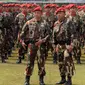 KSAD Jenderal TNI Mulyono (kiri depan) bersama Danjen Kopassus Mayjen TNI M Herindra berdiri di depan pasukan baret merah usai upacara Penyematan Brevet Komando di Makopassus, Cijantung, Jakarta, Jumat (25/9/2015). (Liputan6.com/Helmi Fithriansyah)