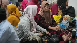 Hingga Rabu (1/10/2025) malam, tim pencari dan penyelamat gabungan berhasil mengevakuasi tujuh orang dalam proses pencarian korban ambruknya bangunan di Ponpes Al Khoziny. Dua diantaranya ditemukan meninggal dunia. (AP Photo/Achmad Ibrahim)