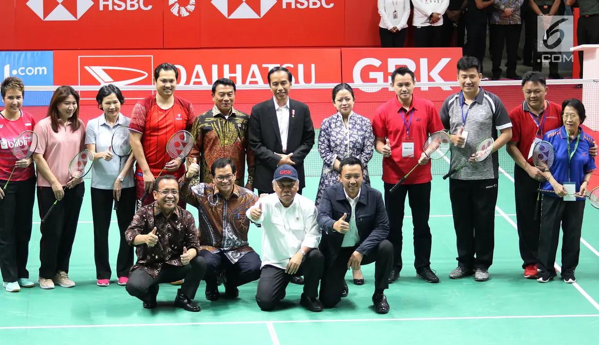 Presiden Jokowi bercengkerama dengan sejumlah atlet saat meresmikan hasil renovasi Istora Senayan, Jakarta, Selasa (23/1). Istora Senayan akan menjadi salah satu arena Asean Games 2018. (Liputan6.com/Angga Yuniar)