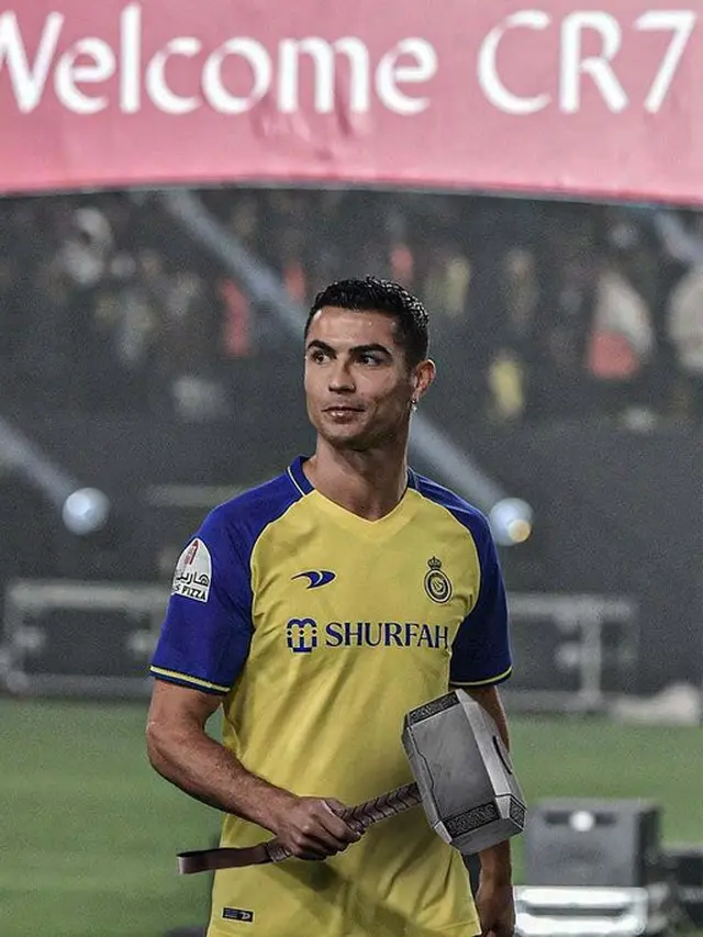 7 Editan Foto Ronaldo yang Pakai Jersey Al Nassr FC Ini Kocak Banget
