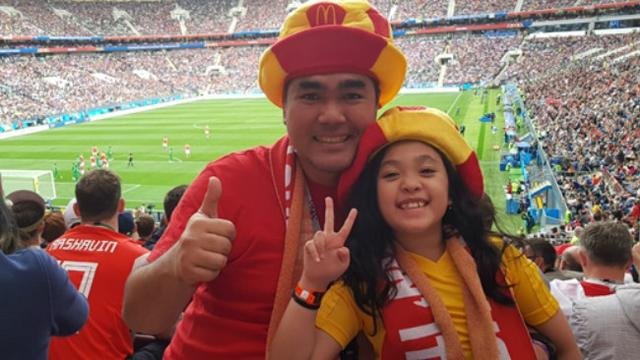 Bangga, seorang anak mewakili Indonesia sebagai player escort (pendamping sepak bola) dalam pertandingan pembuka Piala Dunia 2018.