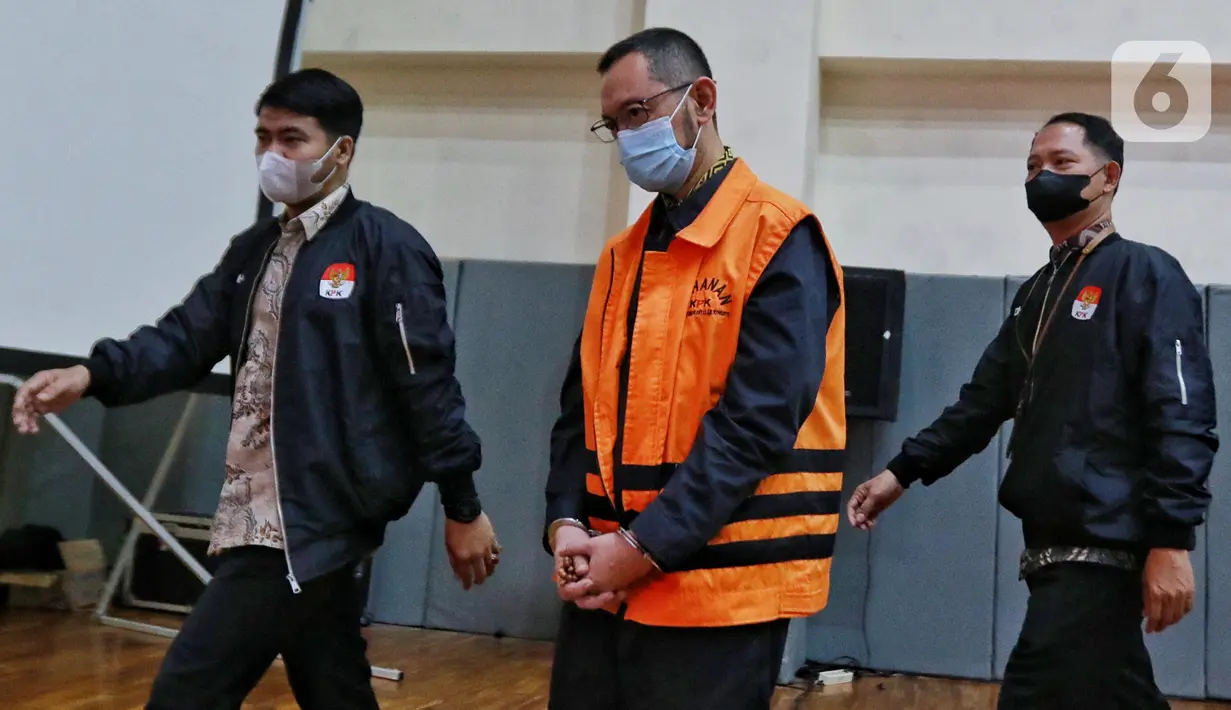 Andhi Pramono mengenakan rompi tahanan berwarna oranye. Tangannya pun diborgol. (Liputan6.com/Angga Yuniar)