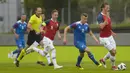 Aksi pemain Islandia, Alfred Finnbogason membayangi pemain Norwegia, Sander Berge (kanan) pada laga uji coba di Reykjavik, Islandia, (2/6/2018). Islandia kalah dari Norwegia 2-3. (AFP/Haraldur Gudjonsson)
