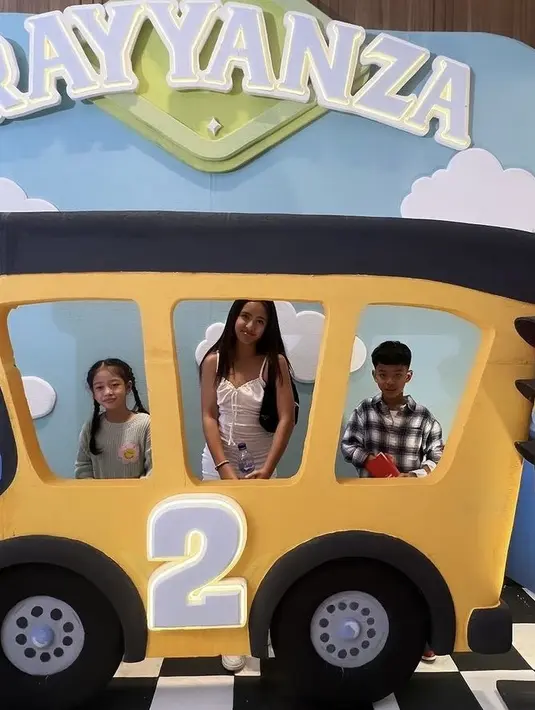 Anak pertama Nia Ramadhani ini pun tampil dengan mini dress spaghetti strap warna putih. Sambil membawa shoulder bag hitam. [@ramadhaniabakrie]