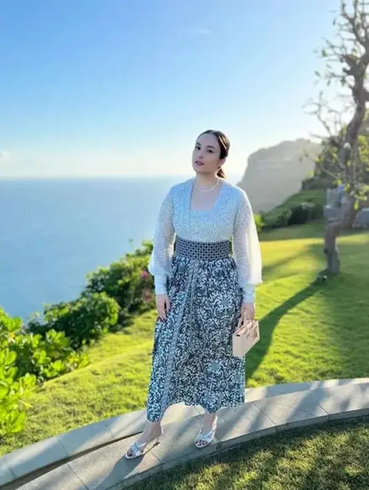 <p>Chelsea Islan tampil dengan kebaya putih dipadukan obi dan rok batiknya. Ia pun memilih kitten heels silver sebagai alas kaki. @chealseaislan</p>