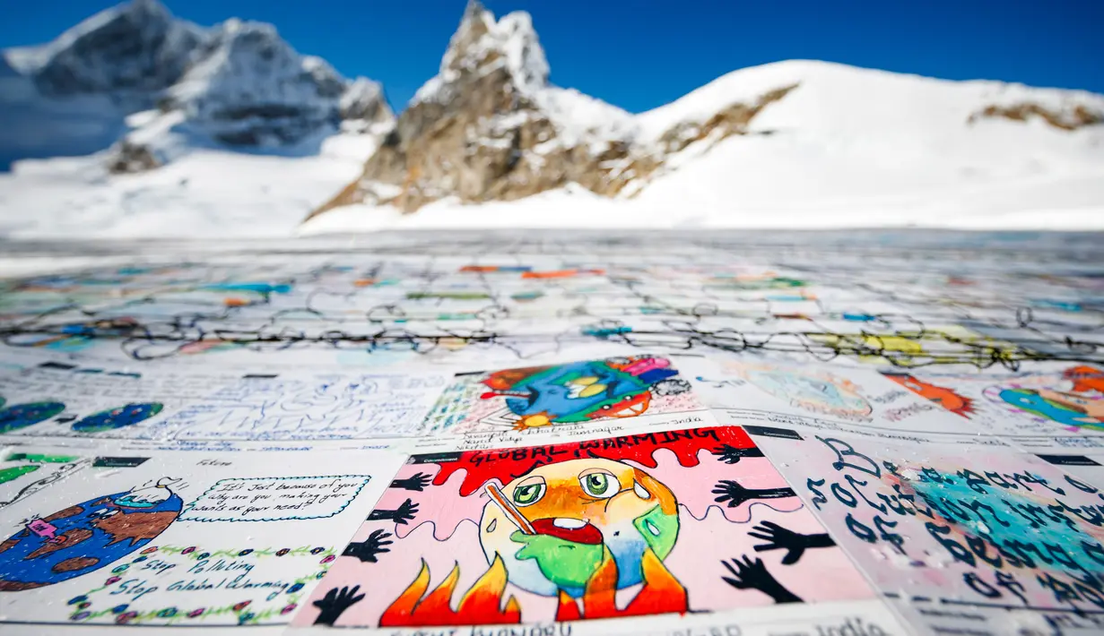 Kartu pos raksasa berukuran sekitar 2.500 meter persegi  di Jungfraufirn, Swiss, 16 November 2018. Pengumpulan kartu pos ini juga untuk memecahkan rekor dunia Guinness sebagai kartu pos terbesar. (Valentin Flauraud/Keystone via AP)