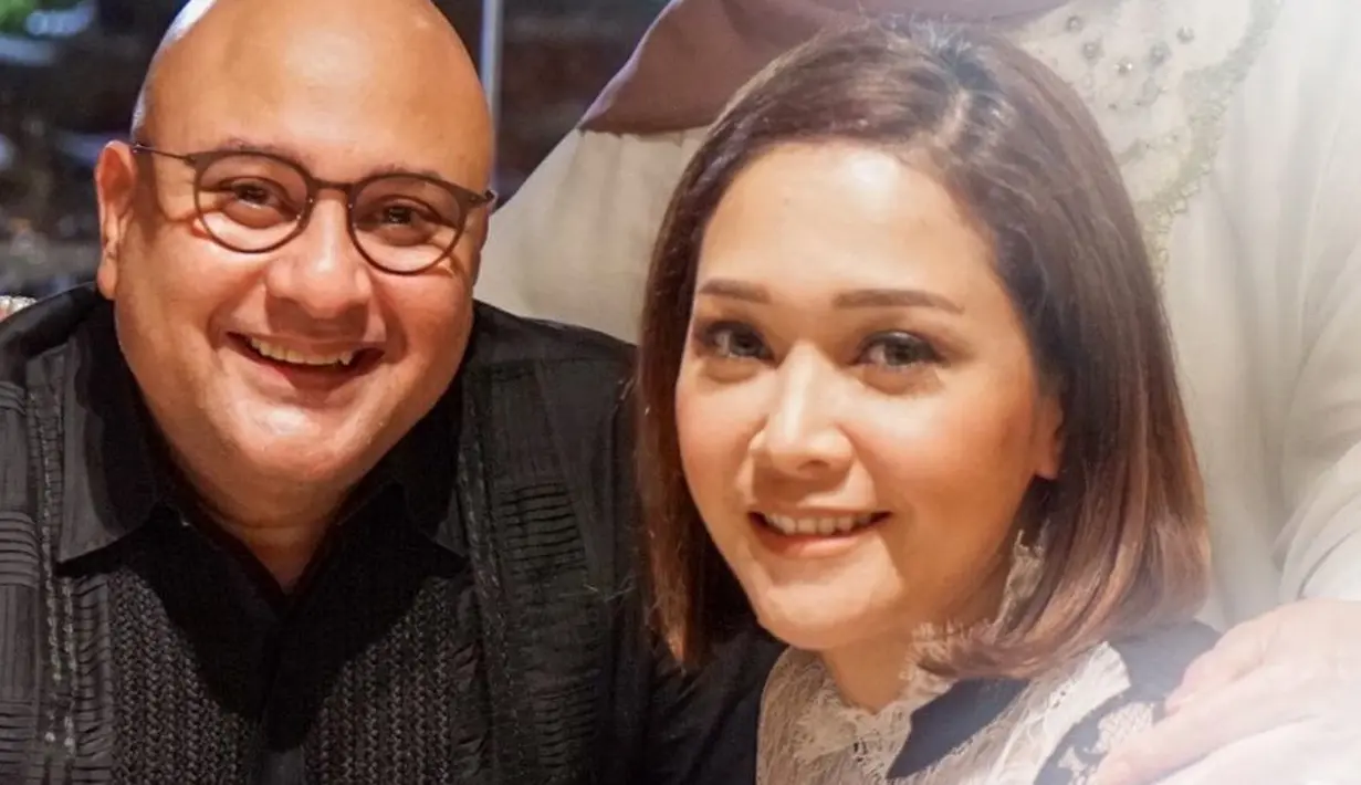 "Kena Covid-19 kedua kali, nyebelin ya. Isolasi (mandiri) sendirian di kamarnya kakak Al. Waktu itu tenggorokan sedikit gatal, mukaku ada sedikit ruam-ruam mereka. Tapi nggak panas dan demam," ujar Maia Estianty. (Instagram/maiaestiantyreal)