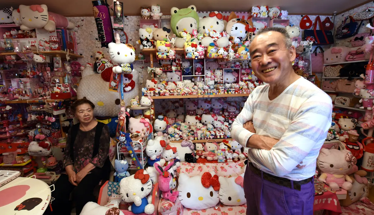 Masao Gunji berpose bersama barang-barang koleksi yang bertemakan Hello Kitty di rumahnya di Yotsukaido, Chiba, Jepang (28/6). (AFP Photo/AFPBB/Yoko Akiyoshi)