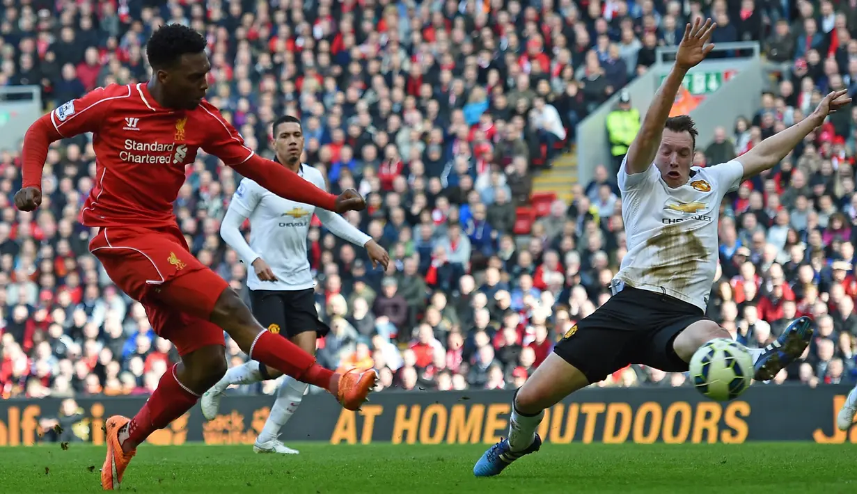 Pemain Manchester United, Phil Jones (kanan), berhasil menghalau bola dari tendangan pemain Liverpool, Daniel Sturridge dalam pertandingan Liga Inggris 2015/2016 di Anfield, Minggu (22/3/2015). (AFP/Paul Ellis)