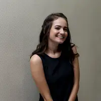 "Namanya luar biasa nempel di masyarakat. Dia jenius makanya namanya selalu diingat. Aku saja yang enggak dekat bisa merasakan. Orang-orang kangen sama beliau, terutama fans," kata Enzy Storia. (Andy Masela/Bintang.com)