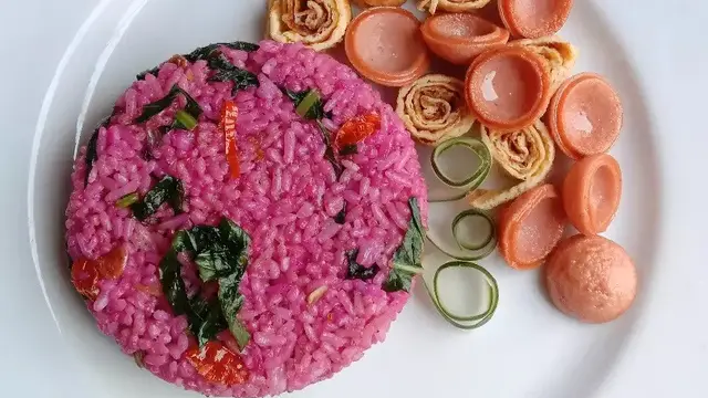 Resep nasi goreng buah naga untuk bawa keberuntungan di Imlek 2024. (dok. Cookpad  @evisdsarwendah)