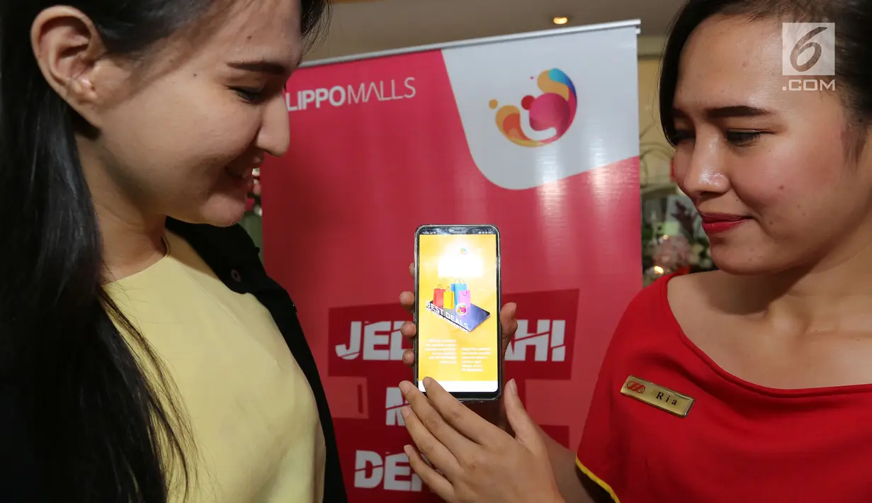 Model menunjukkan aplikasi Styles di Jakarta, Kamis (31/1). Styles dirancang khusus untuk memberikan pengalaman belanja yang menjangkau 70 mal sesuai dengan perubahan industri retail di era digital. (Liputan6.com)