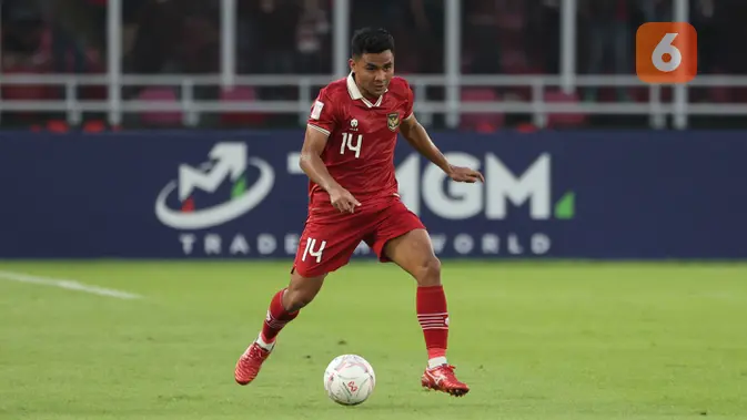 <p>Pemain Timnas Indonesia, Asnawi Mangkualam mengontrol bola dalam laga Grup A Piala AFF 2022 melawan Kamboja yang berlangsung di Stadion Utama Gelora Bung Karno, (SUGBK), Jumat (23/12/2022). (Bola.com/Abdul Azis)</p>