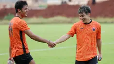 Pemain baru Persija Jakarta, Ryo Matsumura, bercanda dengan Aji Kusuma saat mengikuti sesi latihan di Nirwana Park, Sawangan, Depok, Rabu (31/5/2023). Pemain asal Jepang itu didatangkan Macan Kemayoran dari Persis Solo dan diikat dengan kontrak berdurasi tiga musim. (Bola.com/M Iqbal Ichsan)