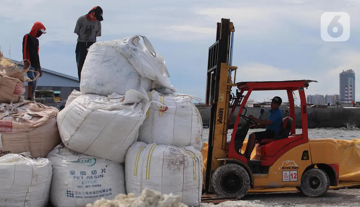 Buruh pelabuhan menggunakan alat berat melakukan bongkar muat di kawasan pelabuhan Sunda Kelapa, Jakarta, Sabtu (21/11/2020). Usai diterjang banjir rob yang melanda Pelabuhan Sunda Kelapa, aktivitas bongkar muat kembali normal. (merdeka.com/Imam Buhori)