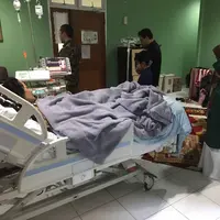 Ibunda Julia Perez, Sri Wulansih, merayakan pertambahan usianya di rumah sakit tempat putri sulungnya dirawat, RSCM, Jakarta Pusat.