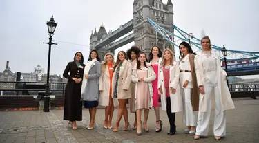 Kontestan Miss World 2019 berpose saat pemotretan untuk festival Miss World ke-69 dan final di depan Tower Bridge, London (21/11/2019). 120 perwakilan nasional dari seluruh dunia akan bersaing memperebutkan mahkota Miss World ke-69 di London, dengan final berlangsung 14 Desember. (AFP/Ben Stansall)