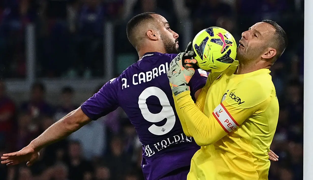 Kiper Inter Milan, Samir Handanovic (kanan) berebut bola dengan pemain Fiorentina, Arthur Cabral pada laga Coppa Italia di Stadio Olimpico, Roma, 24 Mei 2023. (AFP/Isabella Bonotto)